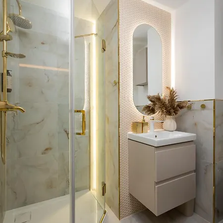 Apartamento Gorgeous 1-br In The Strict Centre With Ac & Parking On Site Varsóvia
