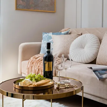 Apartamento Gorgeous 1-br In The Strict Centre With Ac & Parking On Site Varsóvia